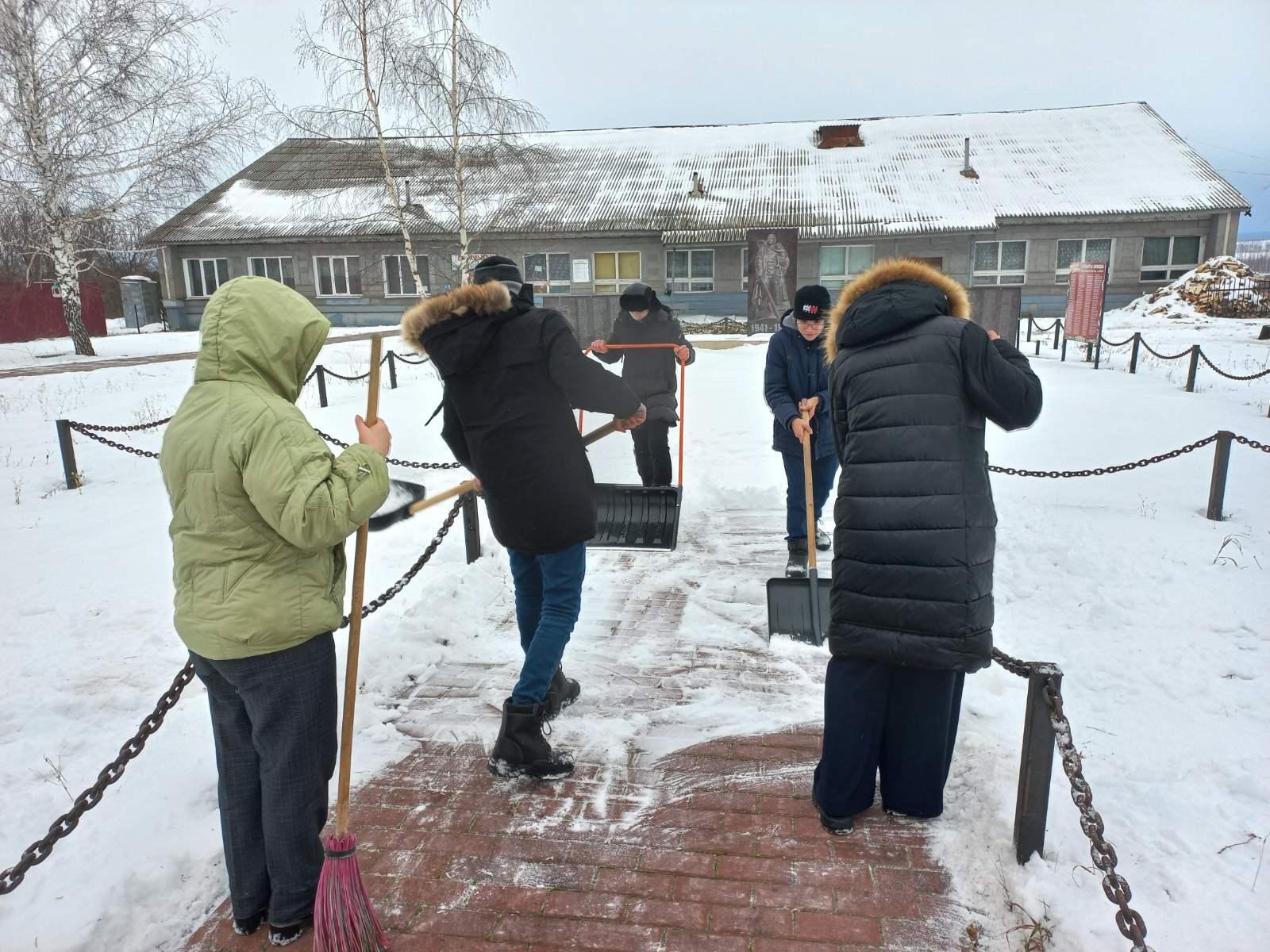 Акция по очистке от снега памятников воинам-землякам.