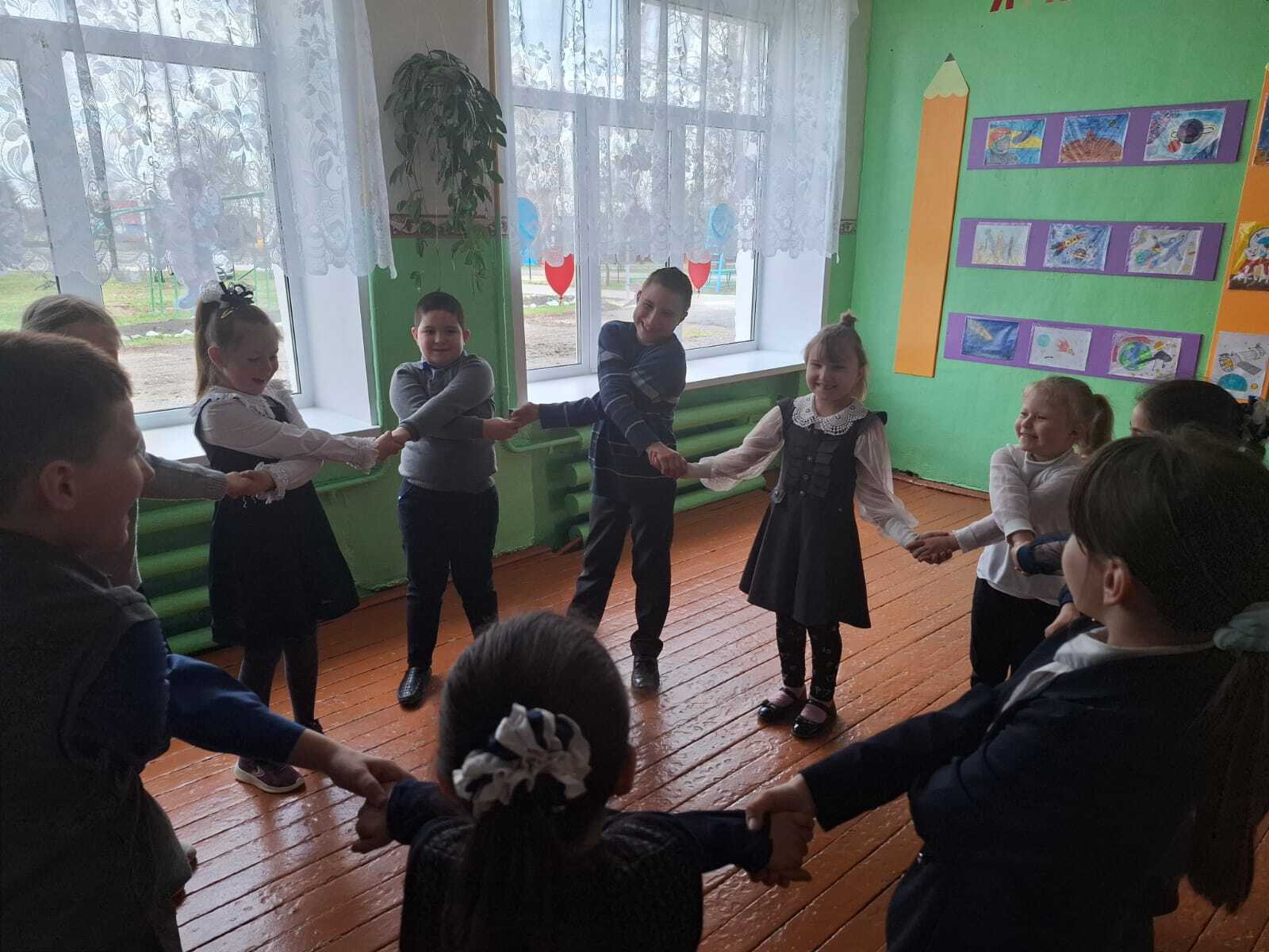 Возьмёмся за руки».