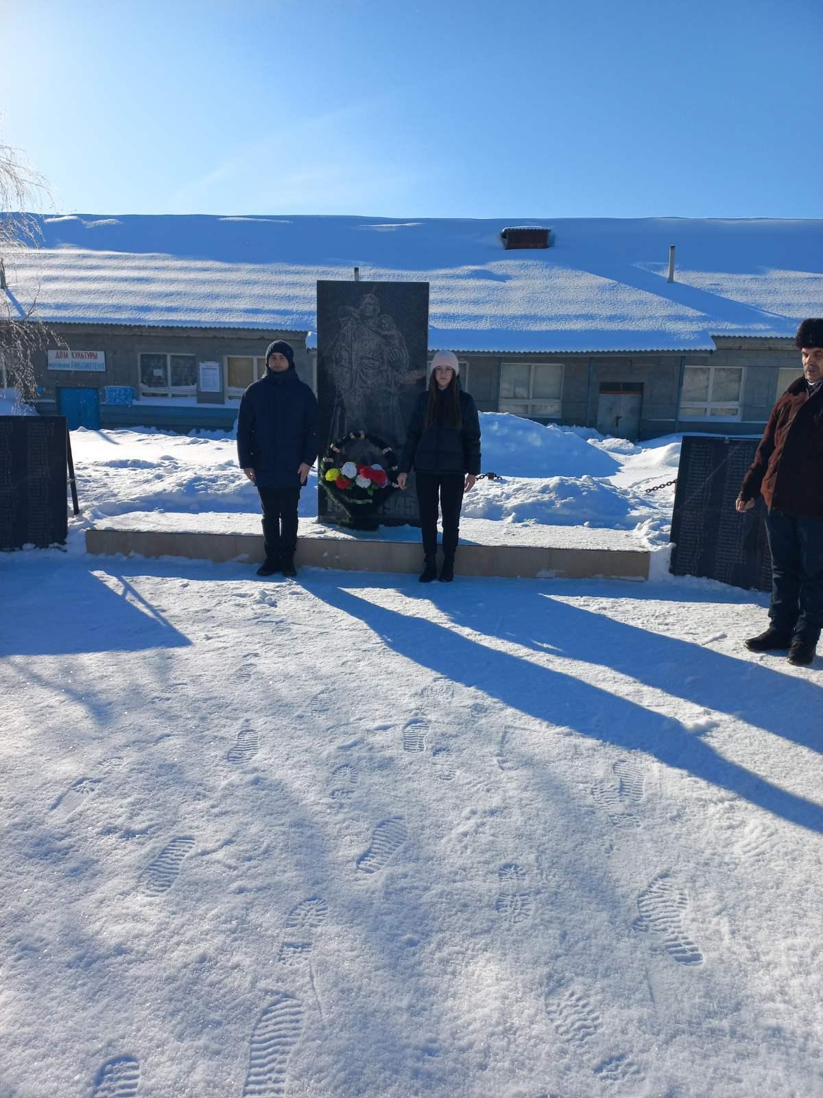 В честь Дня Защитника Отечества в Большекандаратской СШ состоялось возложение цветов к памятнику, павшим в годы Великой Отечественной войны..